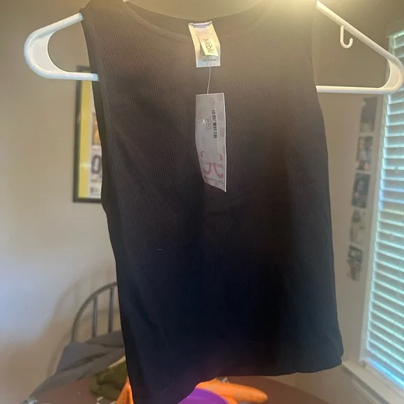 Black and White Sleeveless Tops - Picture 3 of 6